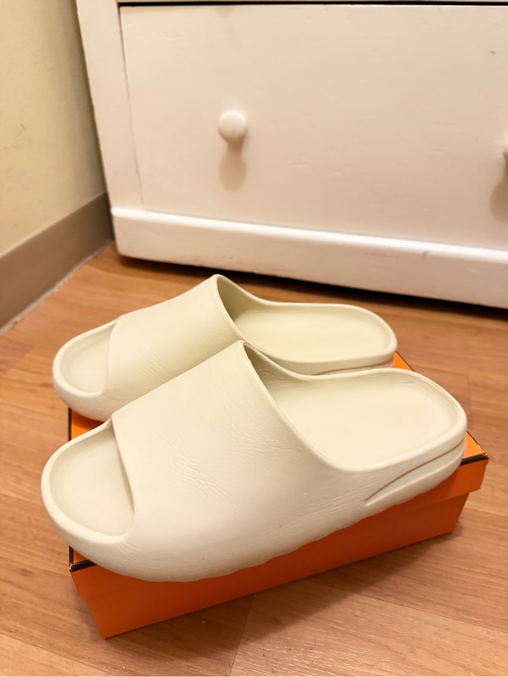 Women’s Slip-On Foam Slide Sandals in Cream